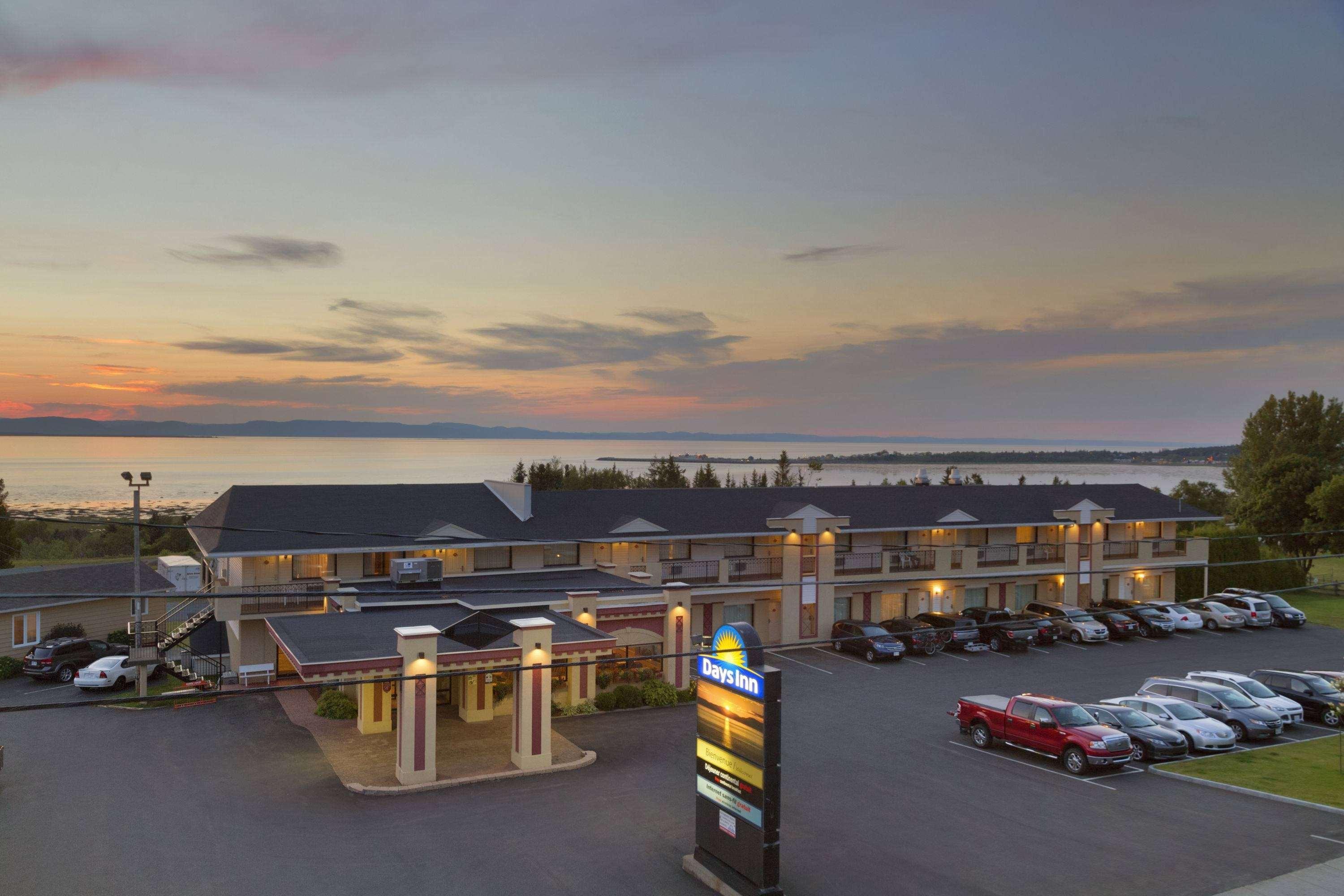 Days Inn By Wyndham Rivière-du-Loup Exteriör bild