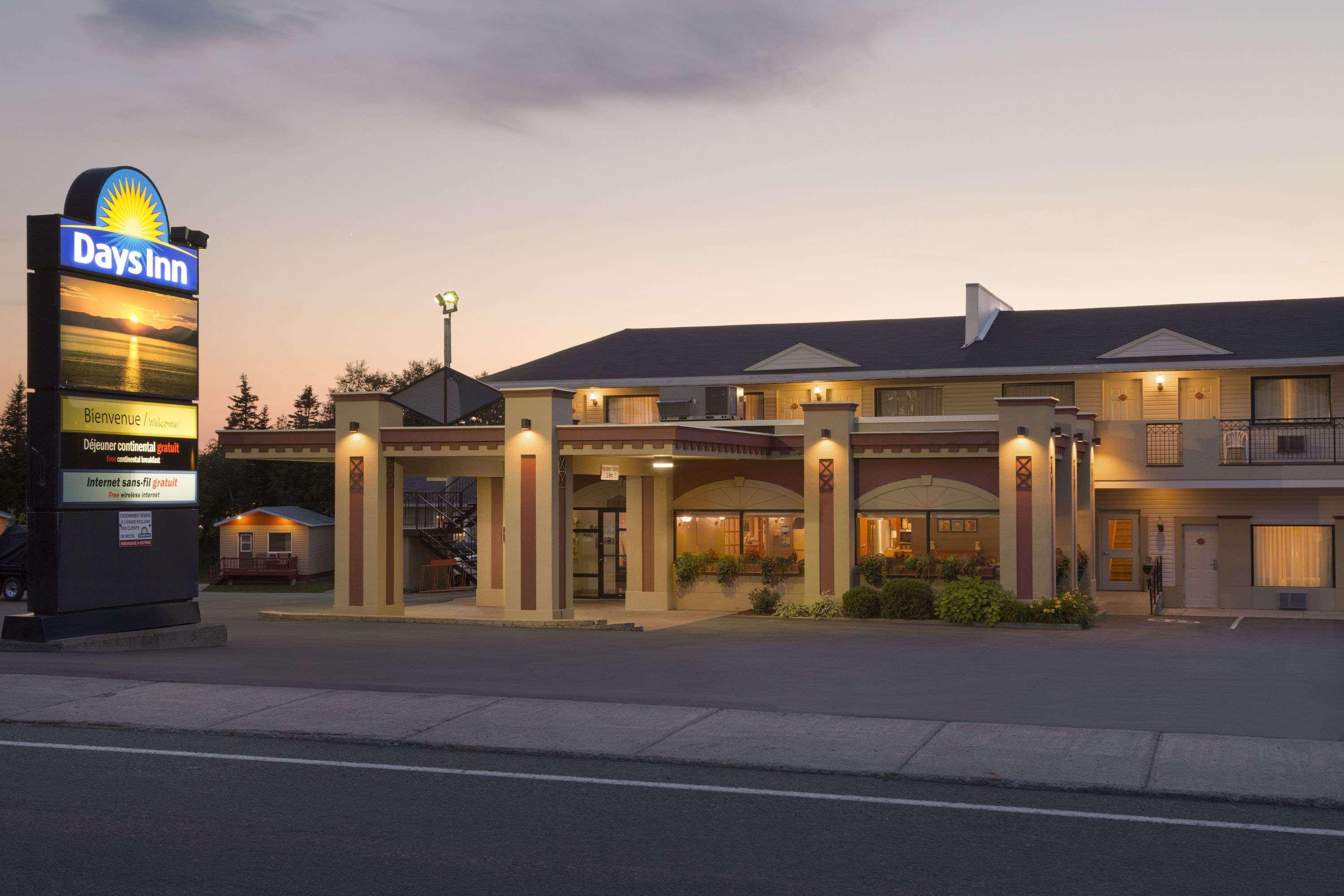 Days Inn By Wyndham Rivière-du-Loup Exteriör bild