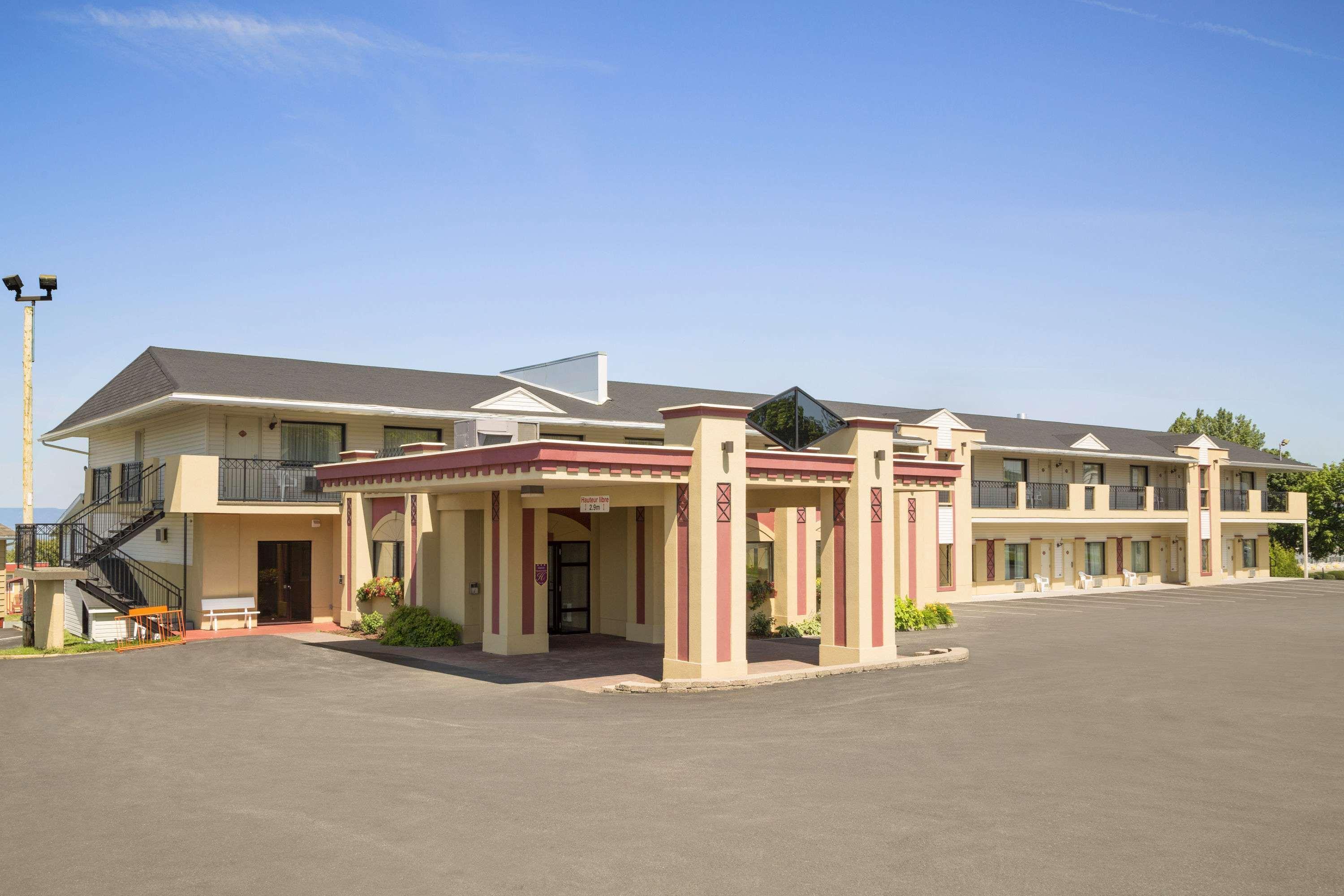 Days Inn By Wyndham Rivière-du-Loup Exteriör bild