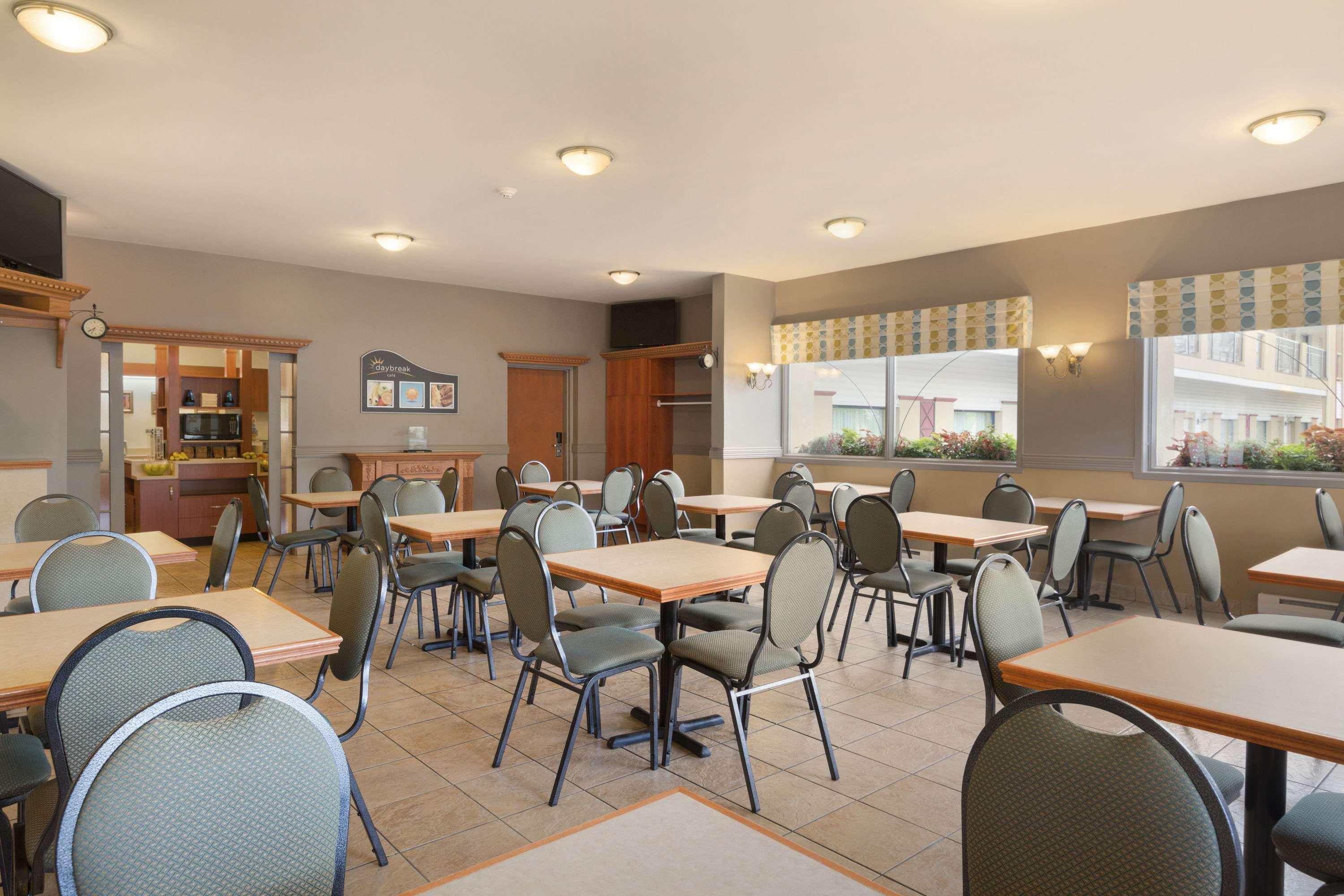 Days Inn By Wyndham Rivière-du-Loup Exteriör bild
