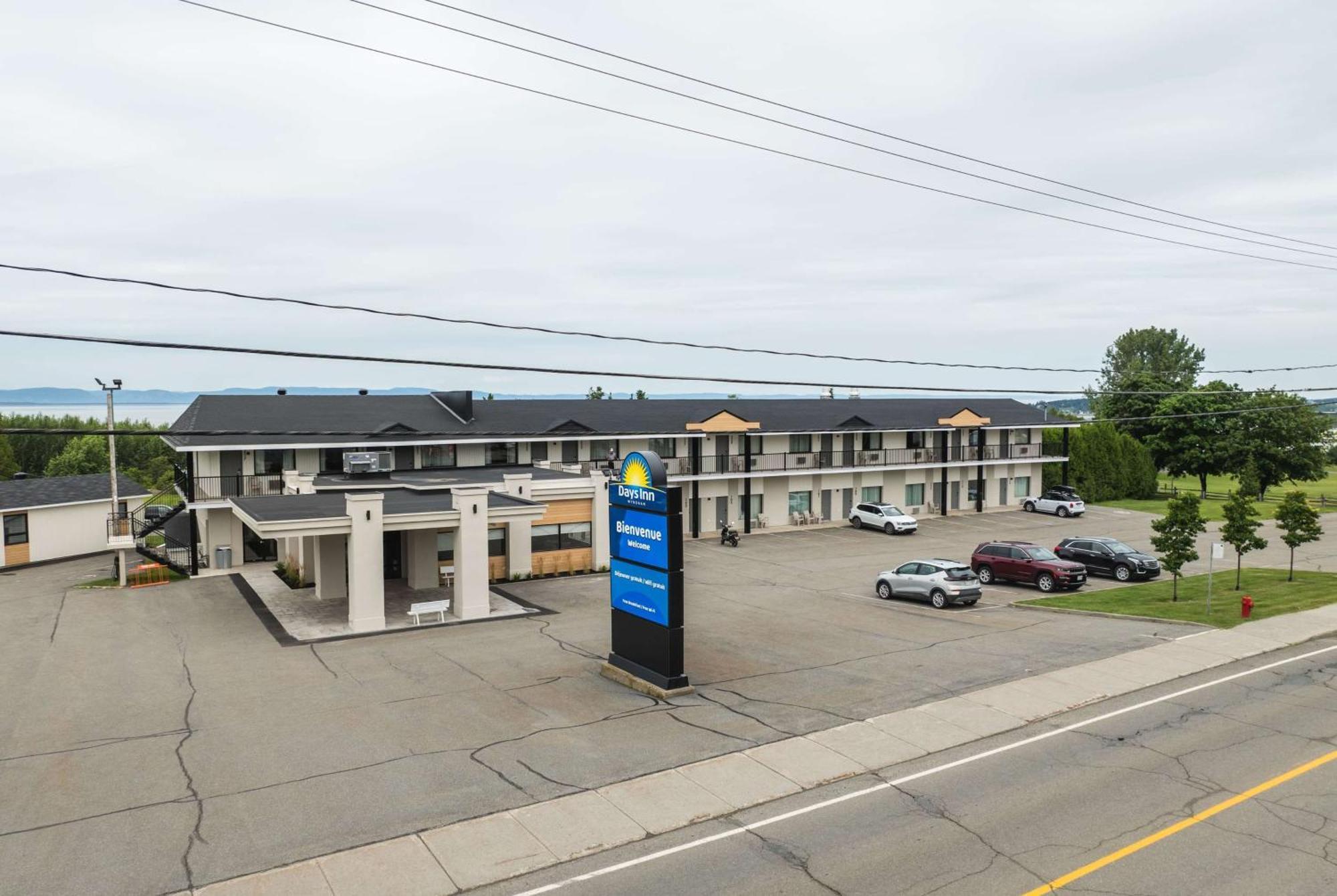 Days Inn By Wyndham Rivière-du-Loup Exteriör bild